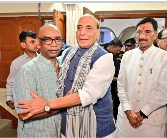 रक्षामंत्री राजनाथ सिंह के साथ हेमंत सोरेन